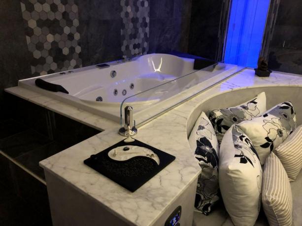 Vasca idromassaggio della Luxury SPA Suite